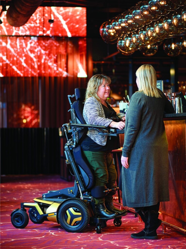 F5 Corpus VS_woman_friend_bar_02_PRINT
