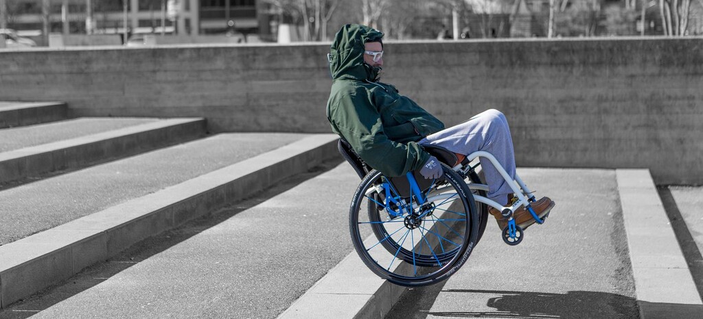 HAWK Wolturnus Wheelchair_Outdoors_Steps