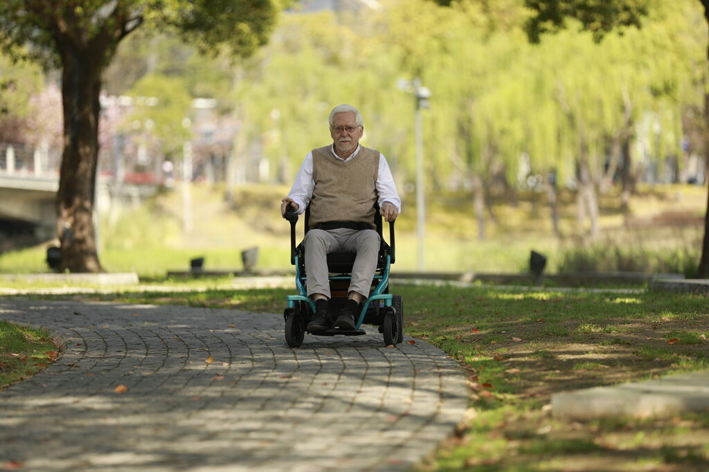 Robooter E40 Powerchair in the park