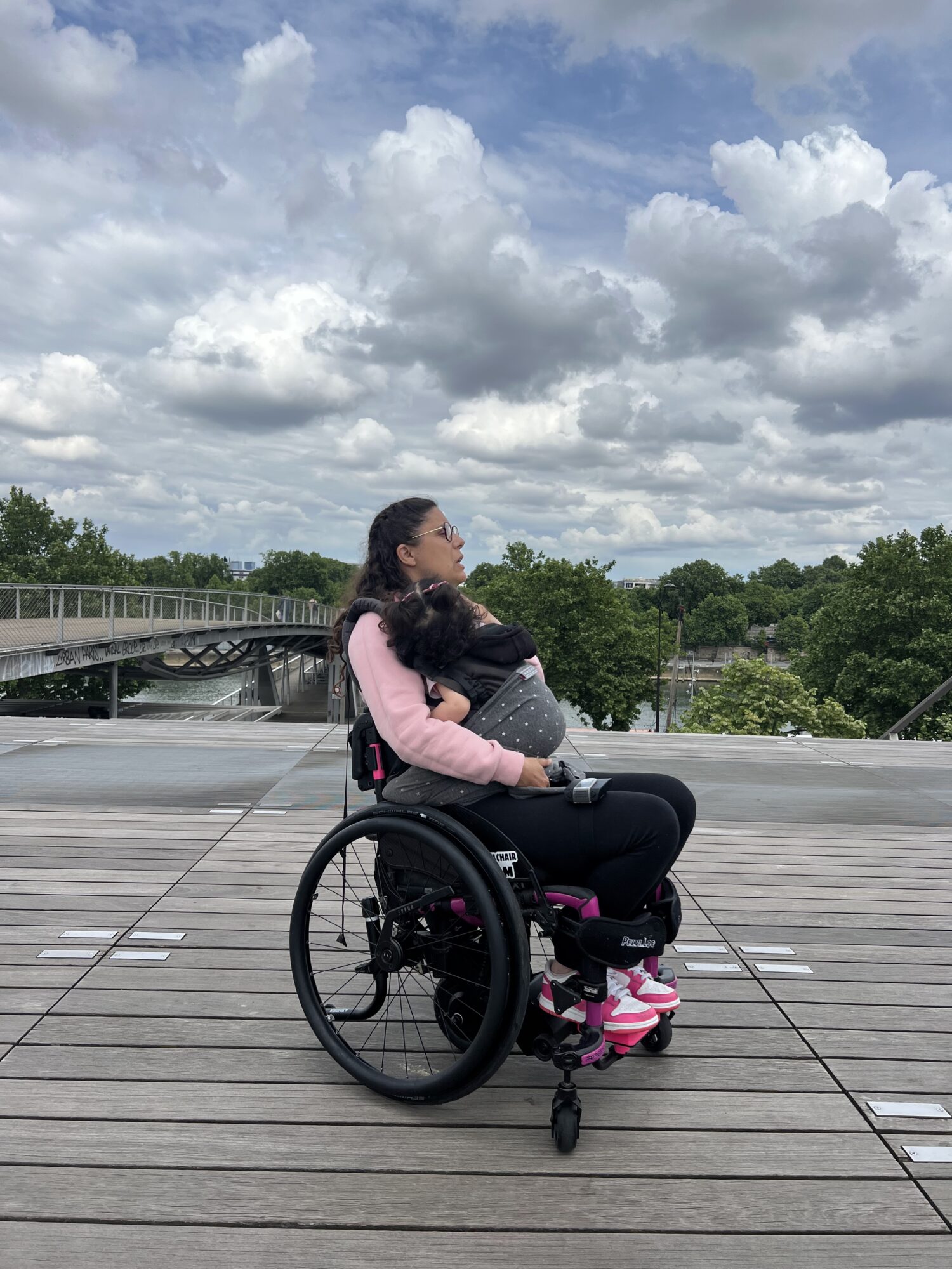 Eppur Skeed Wheel Lock Wheels_Wheelchair Accessory_Lifestyle Lady in wheelchair