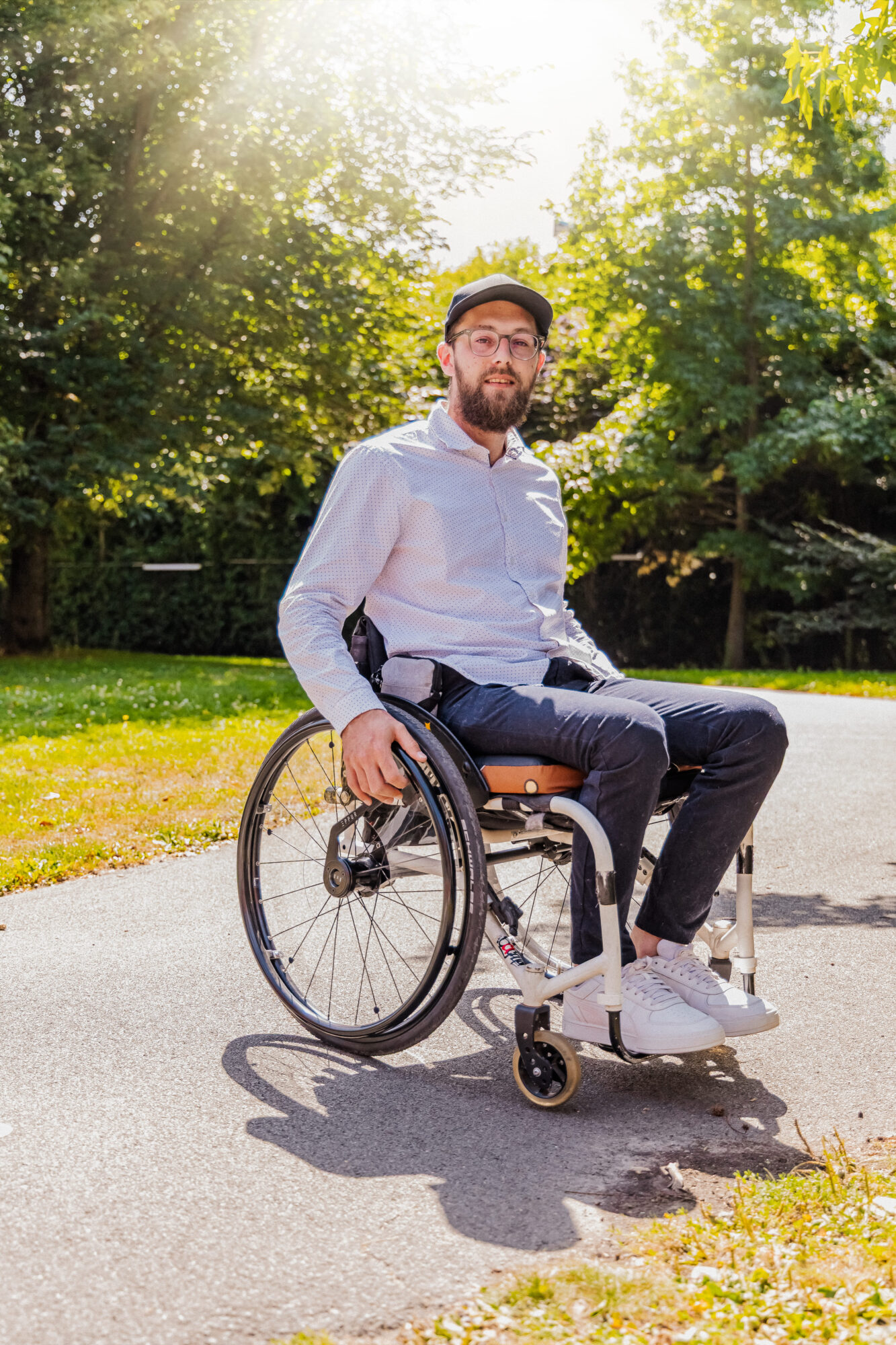 Eppur Skeed Wheel Lock Wheels_Wheelchair Accessory_Man in wheelchair in sun