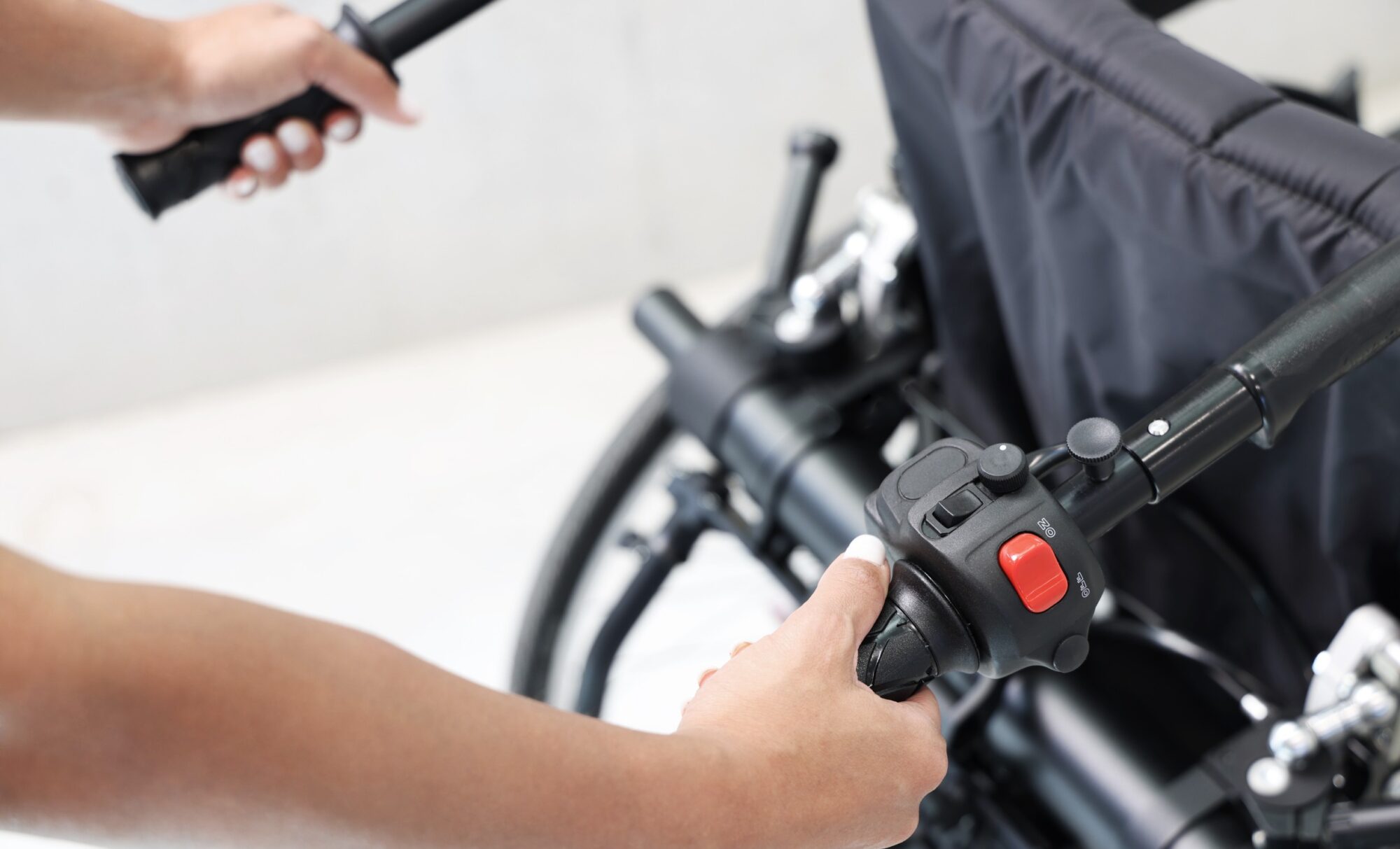 Close-up detail of the ergonomic handlebar controls for the Light Assist 3, showing the throttle and power switches used by the attendant.